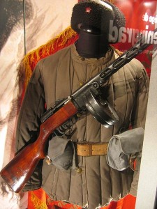 450px-Mémorial_uniforme_soviétique_WWII